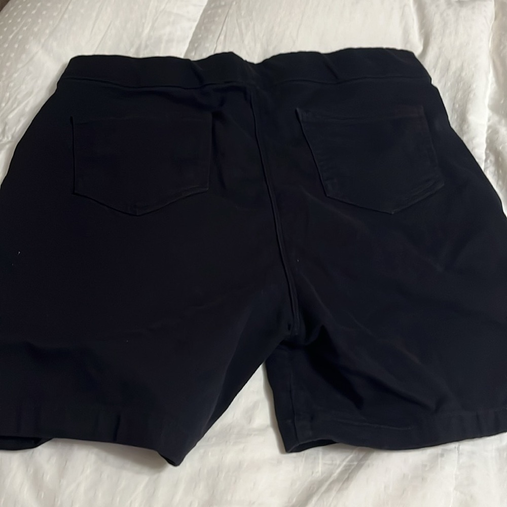 2 pairs Women’s Liz Claiborne pull on shorts, gently worn. - Picture 9 of 9